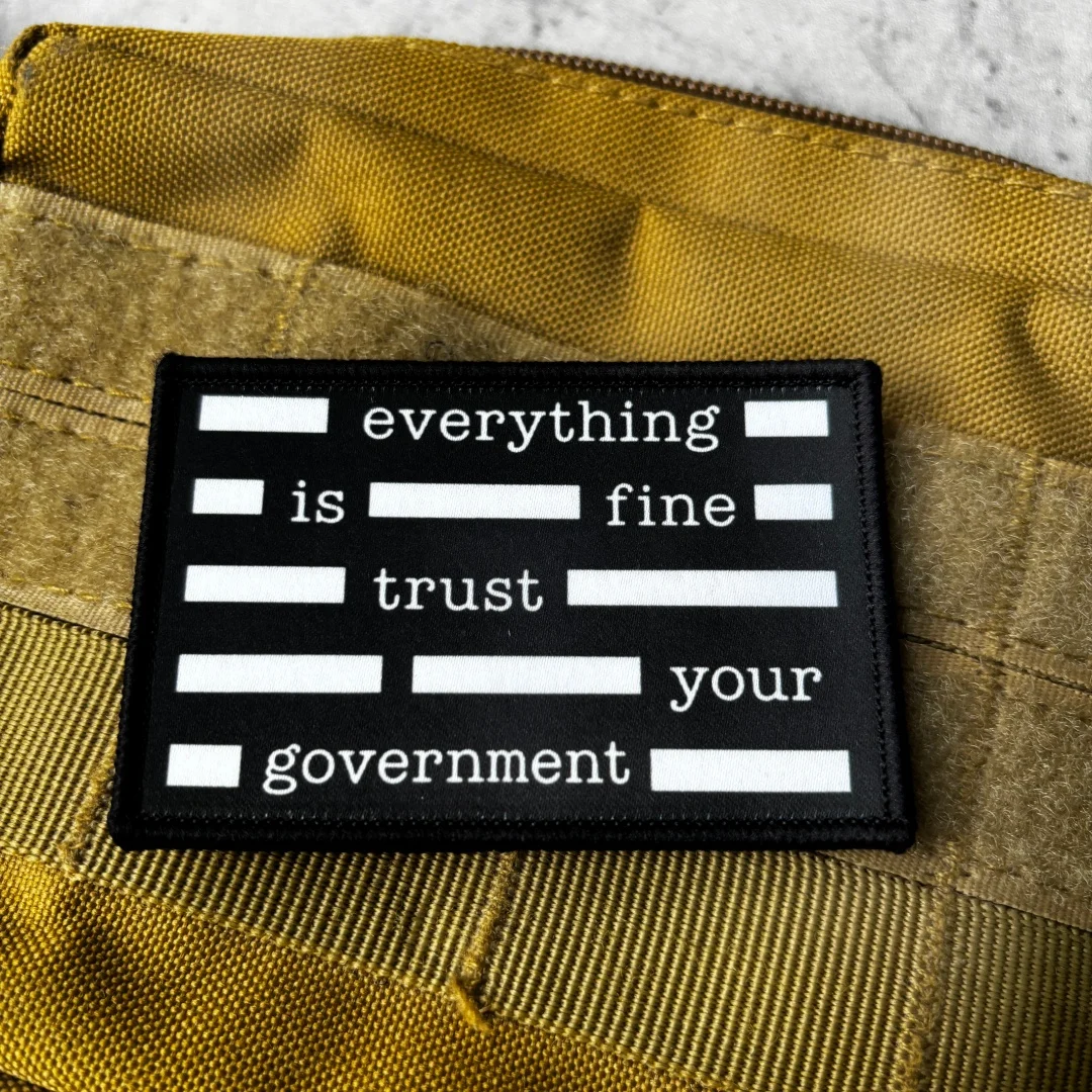 Alles ist in Ordnung, vertraue deiner Regierung – Lustiger, sarkastischer Klettverschluss-Patch für den Rucksack – Detail 4