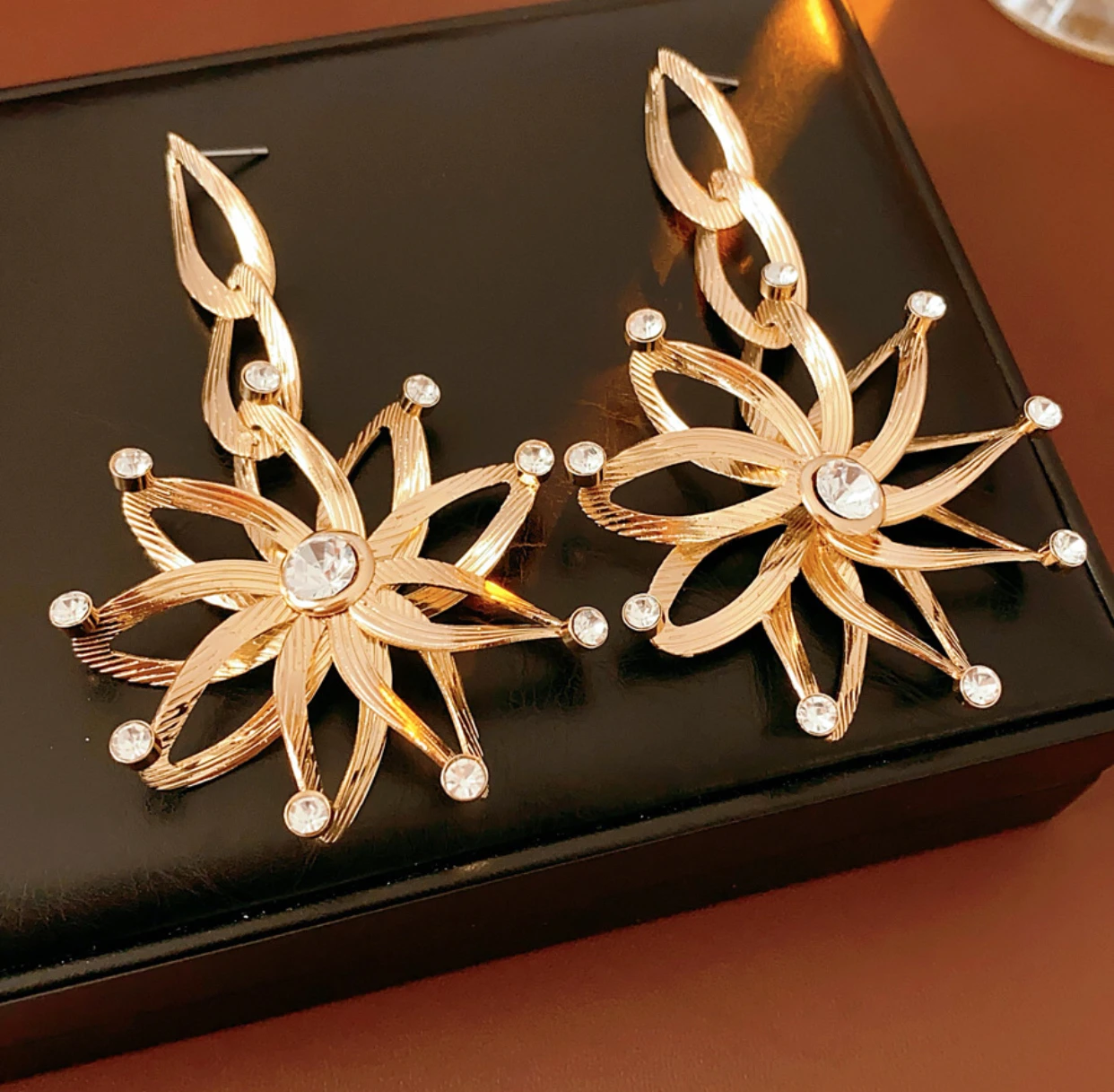 Popular holiday style chain sunflower earrings, fashionable, simple, versatile, earring design, luxurious earring, high-end feel