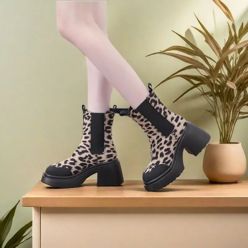 2024 scarpe da donna di marca stivali da donna con stampa leopardata stivali moderni Slip-on moda donna vendita calda punta tonda scarpe a metà