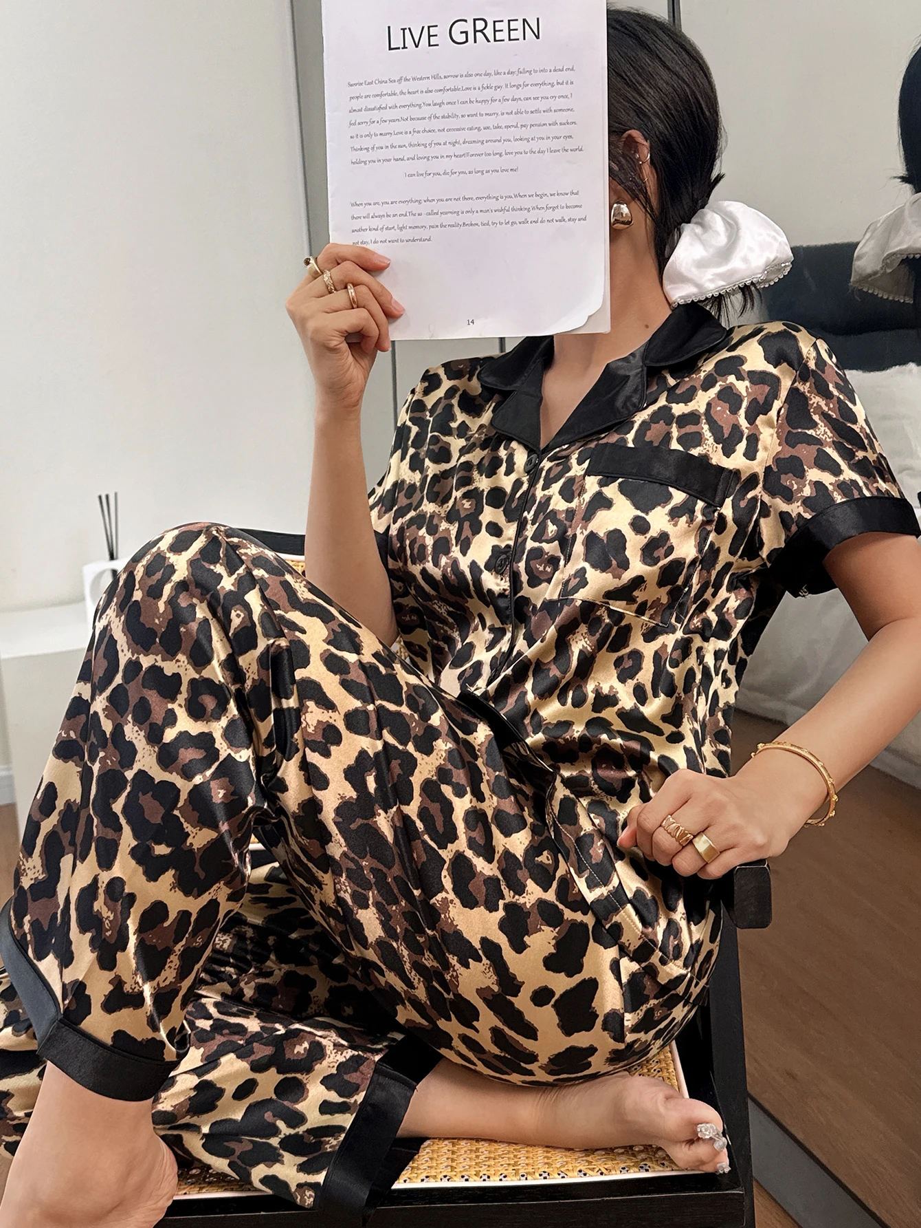 2-Piece Satin Pajama Set with Leopard Print, Short-Sleeved Shorts, Women's Sleepwear and Loungewear Set Suitable for Home Use