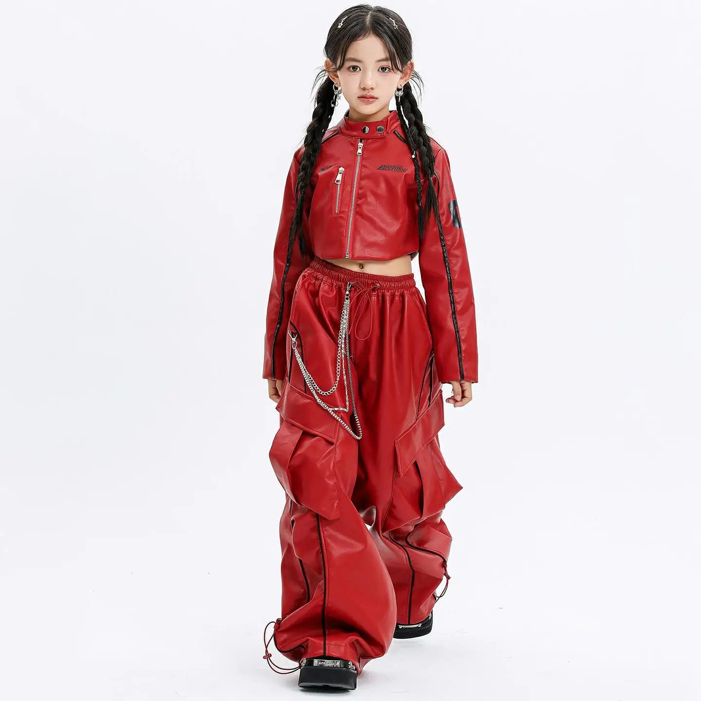 

Детская одежда в стиле K-pop и хип-хоп: красная укороченная куртка на молнии из искусственной кожи и широкие брюки карго из ПУ с полосками для девочек, костюмы для танцев