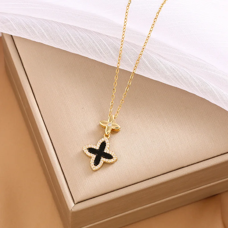 

A luxurious and elegant shell four-leaf flower necklace, a versatile collarbone chain for women