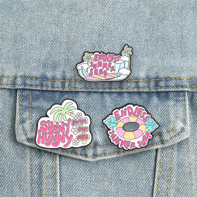 Cartoon-Ozean-Sonnenuntergang-Surfbrett-Emaille-Pin, Sommer-Strand-Ozeanwellen-Segelboot- und Sonnenuntergang-Himmel-Design-Brosche, Taschen-Revers-Abzeichen-Schmuck – Detail 12