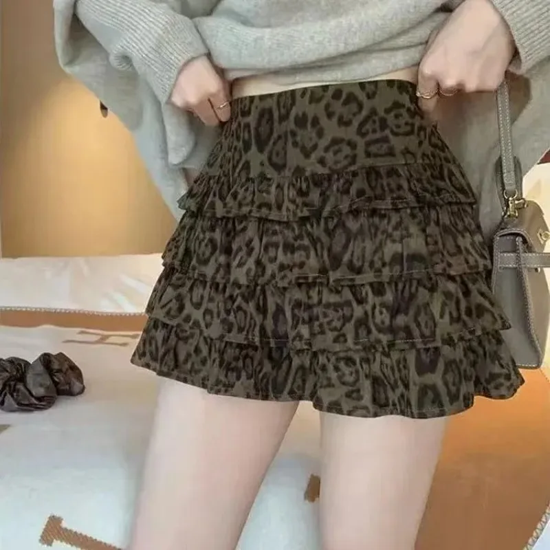 

Женский комплект: белый вязаный кардиган и юбка с леопардовым принтом и рюшами