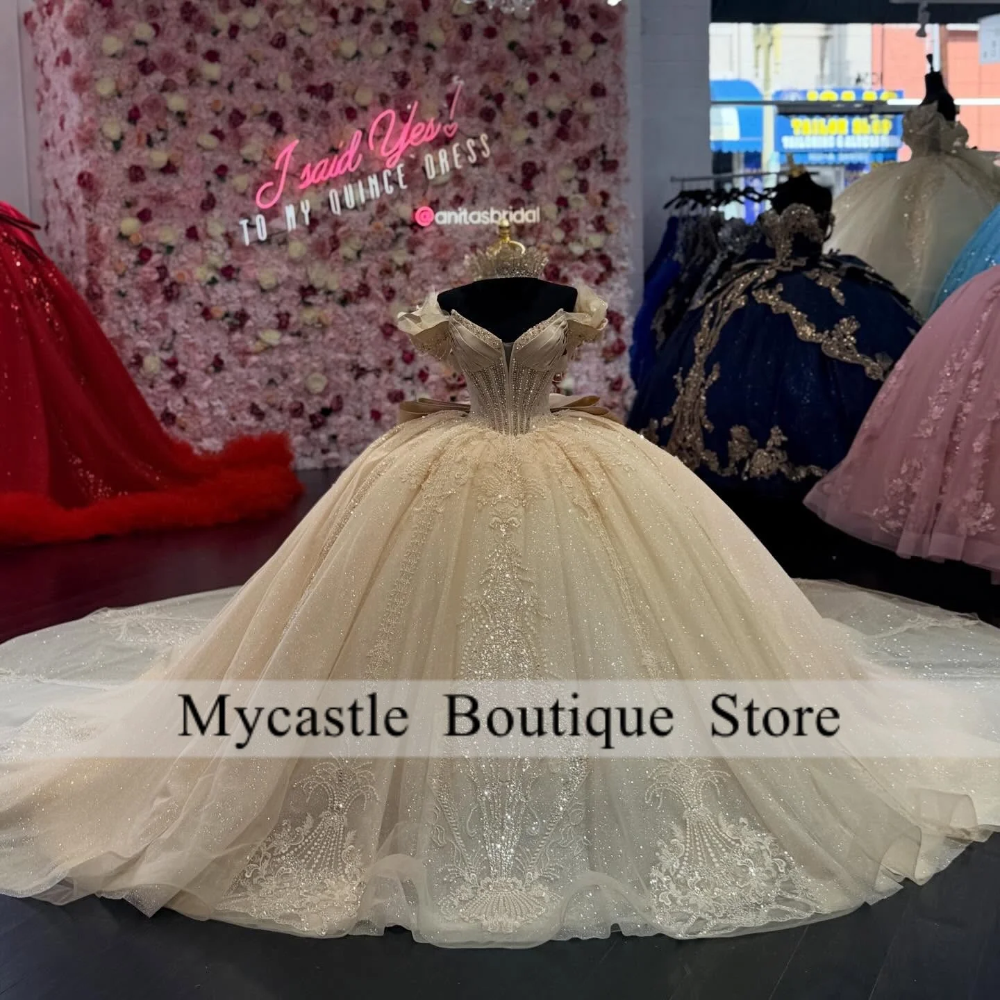 Vestido de Quinceañera Color Champán con Hombros Descubiertos, Adornado con Cuentas y Lentejuelas, Vestidos de Quinceañera 2026, Vestidos de 15 Años, Vestidos de Quinceañera Personalizados