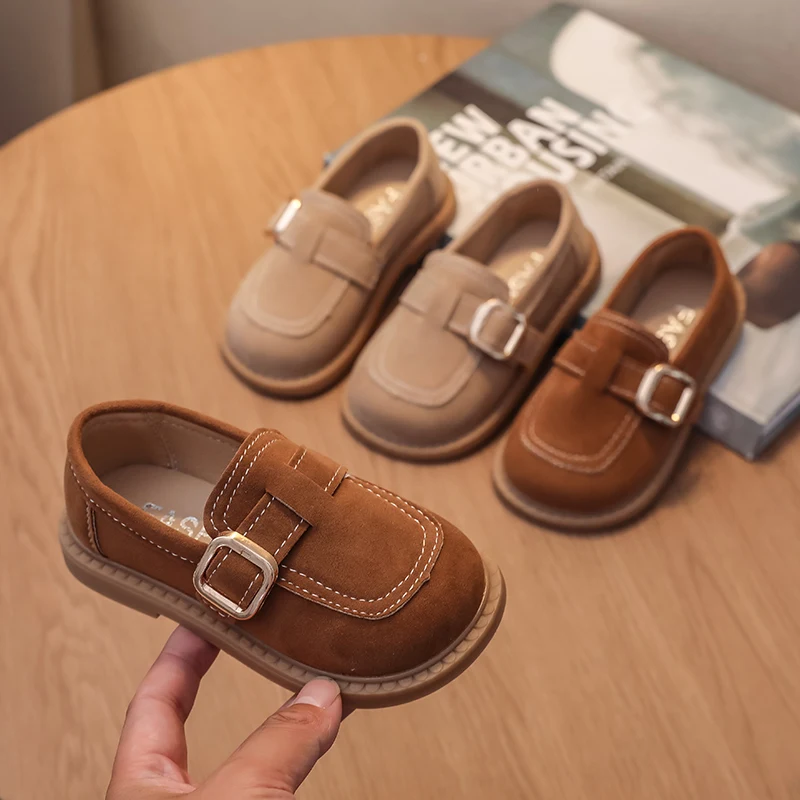 

2025 г., детская обувь на плоской подошве, весенне-осенняя новая повседневная кожаная обувь для девочек, простая детская школьная модная обувь в стиле ретро для мальчиков с мягкой подошвой