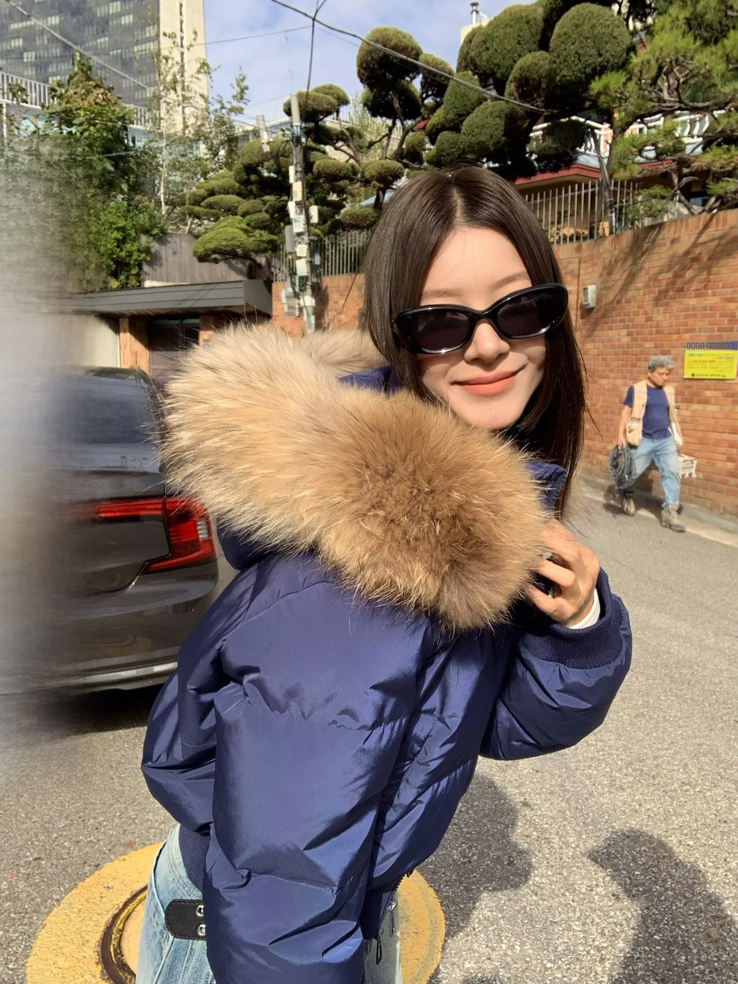 

Женская зимняя утепленная синяя пуховая куртка с капюшоном и съемным меховым воротником, на молнии, с длинными рукавами, укороченная