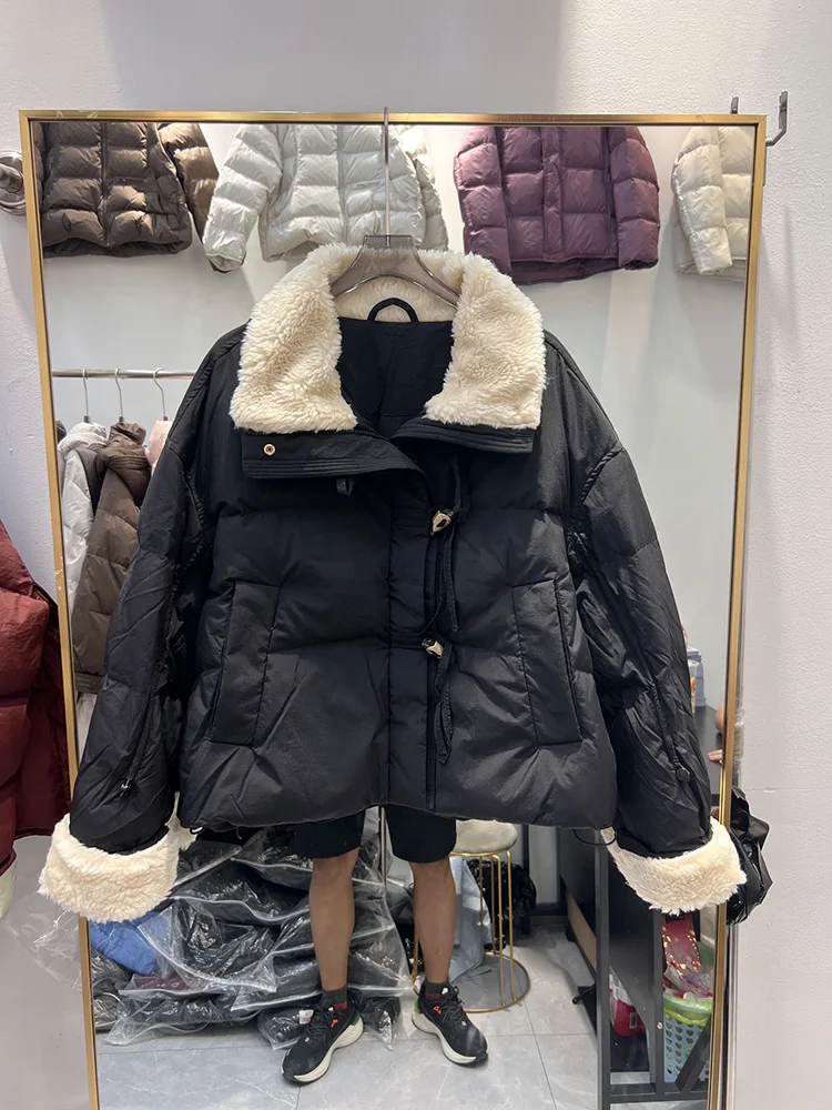여성용 라펠 칼라 루즈핏 화이트 덕다운 재킷 패션 트렌드 양털 카우혼 버클 숏 스타일 다운 재킷