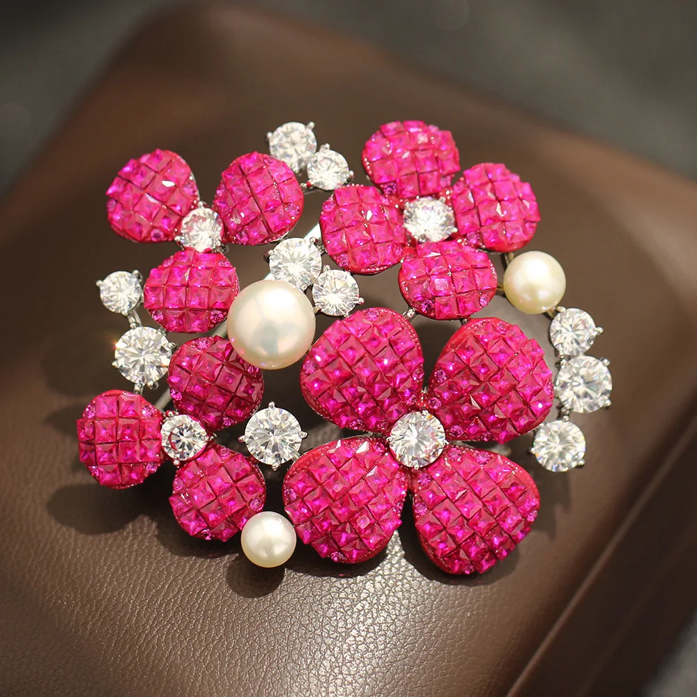 

Винтажная красная брошь-цветок с кристаллами, полностью инкрустированная цирконами и пресноводным жемчугом, элегантная булавка для лацкана