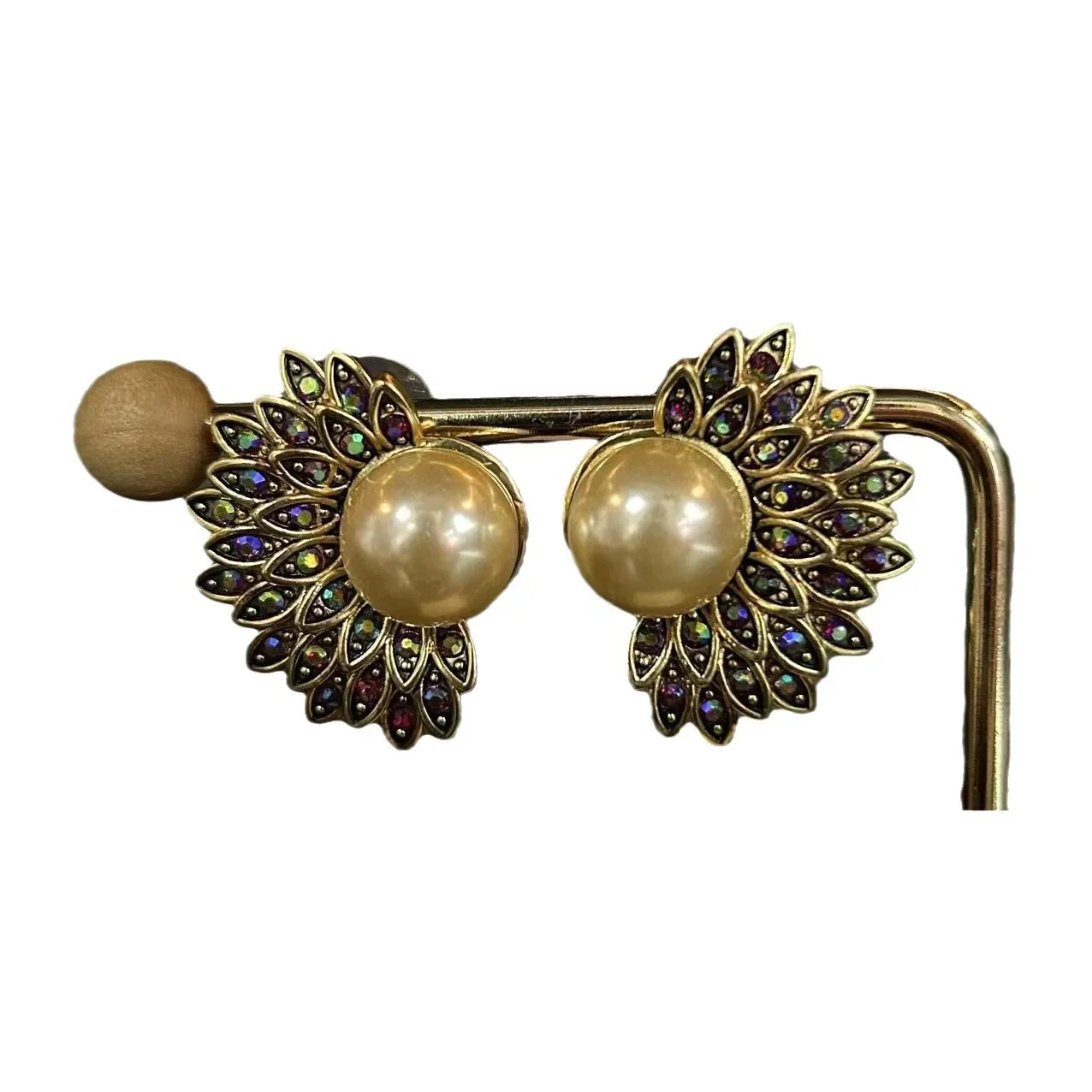 طقم قلادة وأقراط على الطراز الفرنسي العتيق للسيدات من تشينغداو في منتصف العمر قلادة عباد الشمس العصرية للركاب