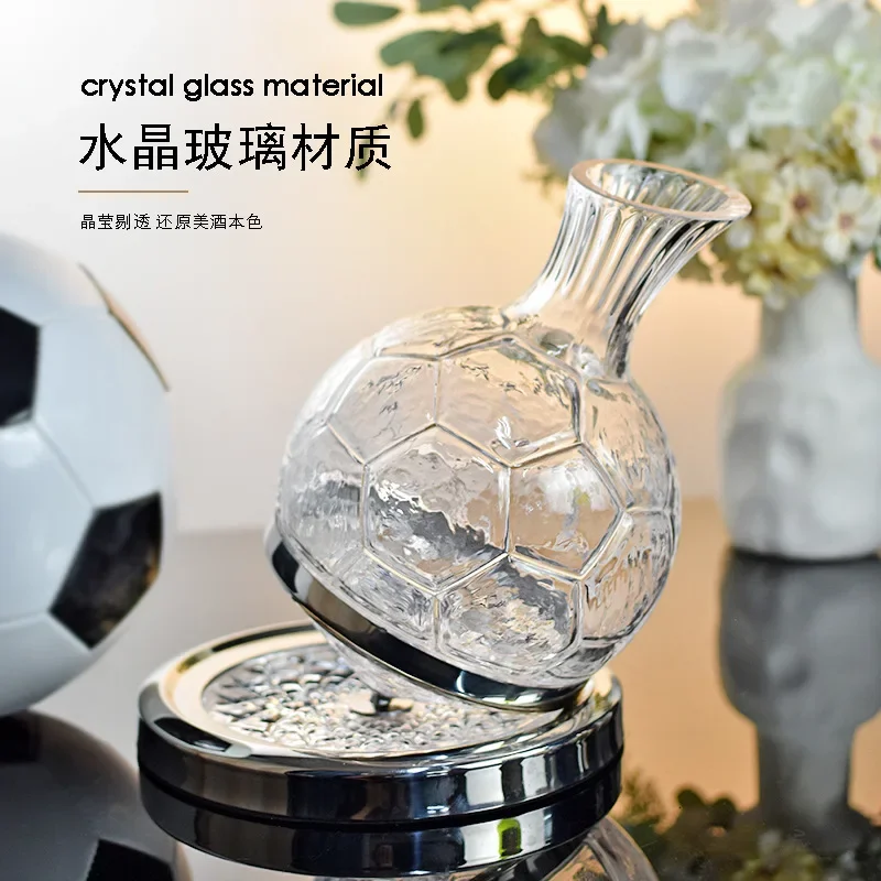 Leichter, luxuriöser, drehbarer Fußball-Dekanter. Luxuriöses High-End-Home-Set. Weinspender