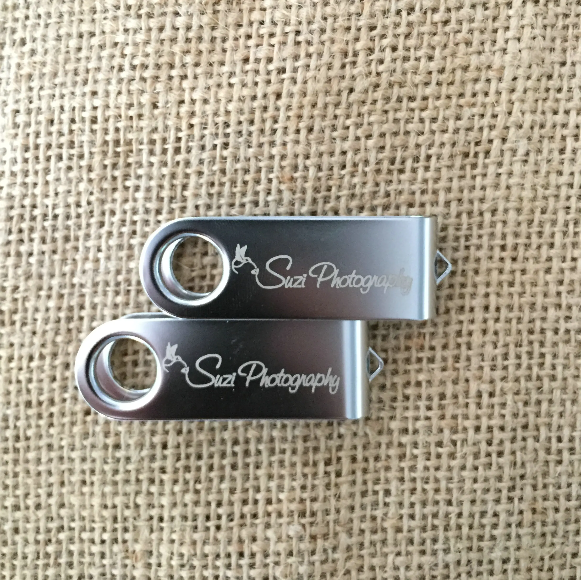 Chiavette USB personalizzate gratuite da 50 pezzi / lotto Chiavetta USB da 4 GB 8 GB 16 GB Chiavetta USB da 32 GB 64 GB Pendrive 512 MB 256 MB Memory Stick regalo