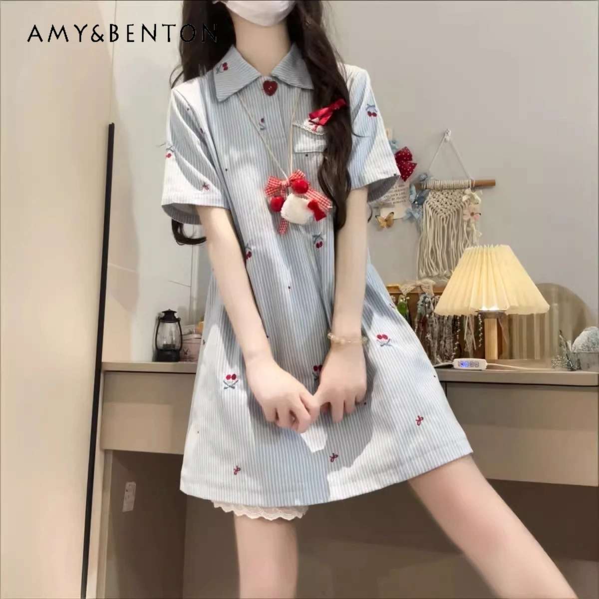 

Новинка лета 2025 года, нежное милое платье-рубашка в полоску с воротником-поло и вышивкой, женские кружевные защитные шорты, комплект из двух предметов
