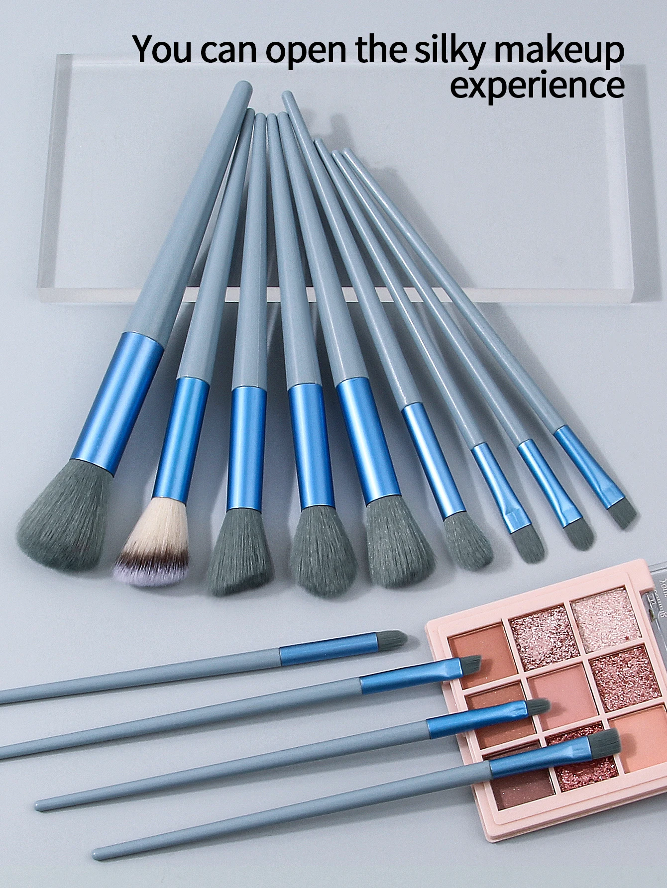 Un set di pennelli per trucco di alta qualità da 17 pezzi, comprese un pennello per il viso multifunzionale e un set di soffio in polvere con spugna per trucco super morbida