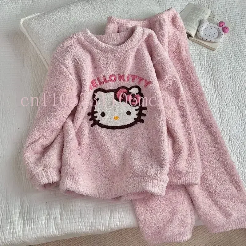 طقم بيجامة MINISO HelloKitty للسيدات 2025 من الحرير الجليدي منقط ملابس نوم مطبوعة برسوم كارتونية لطيفة ملابس نوم منزلية ملابس نوم مريحة