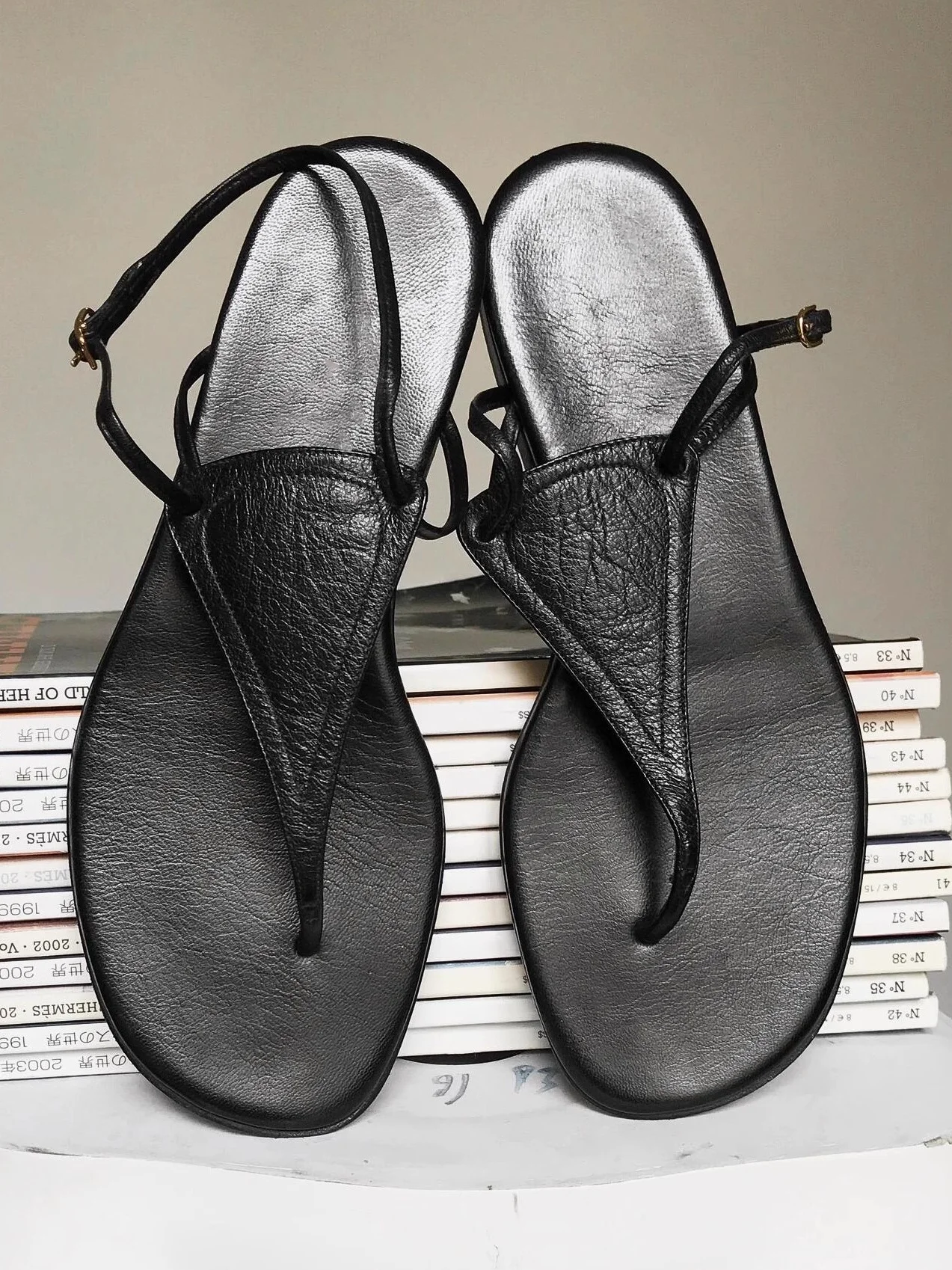 

2025 Summer Women's Outdoor Flip Flops Round Toe Flat Black Simple Design Comfortable Seaside Beach Ladies Holiday Sandals