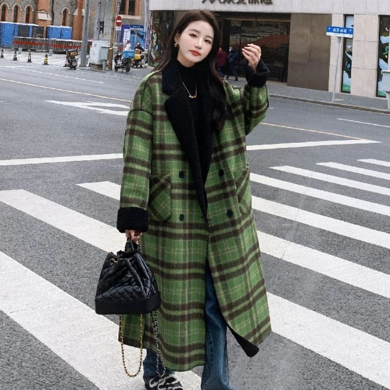 

2023 New Women Green Plaid Stitching Black Lamb Wool Coat Winter Female Fashion Long Thickened Both Sides Wear Woolen Outwear