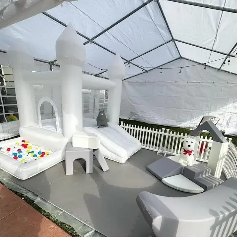 Casa inflável branca do salto do casamento de 9ft com castelo inflável da corrediça para crianças que saltam o jogo da festa trampolim com ventilador ul ao ar livre