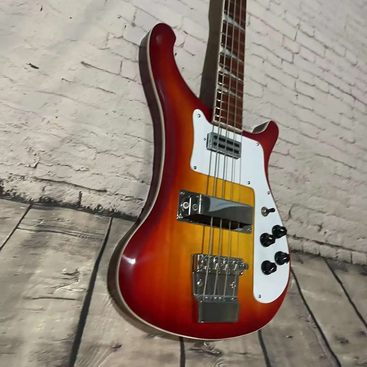 Rickenbacker electric bass with 4 chords and a tomato colored body, with real shipping pictures. Orders will be shipped immediat