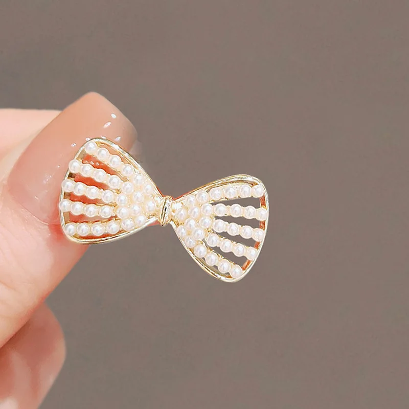 

2PC new high-end bow anti-light brooch fixed clothes pin wholesale clothes accessories Yiwu decoration