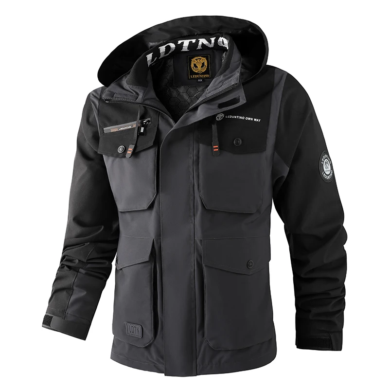 

Мужская тактическая уличная куртка с цветными блоками — водонепроницаемая, с несколькими карманами и капюшоном, прочная для пеших прогулок, кемпинга и городских приключений