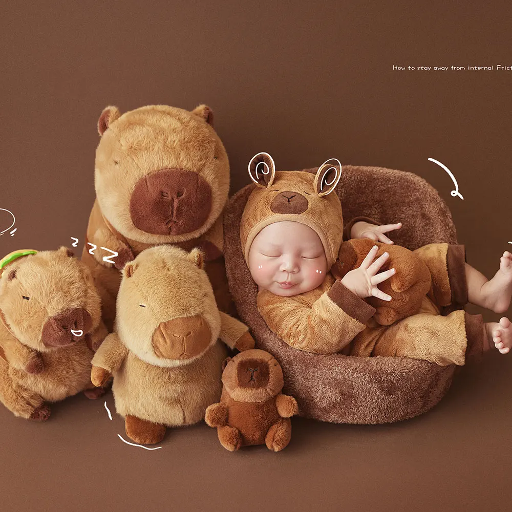 

Реквизит для фотосъемки новорожденных 0-1 месяцев, наряды в мультяшном стиле в животном стиле с подходящей шляпой и куклой капибары для детской фотографии