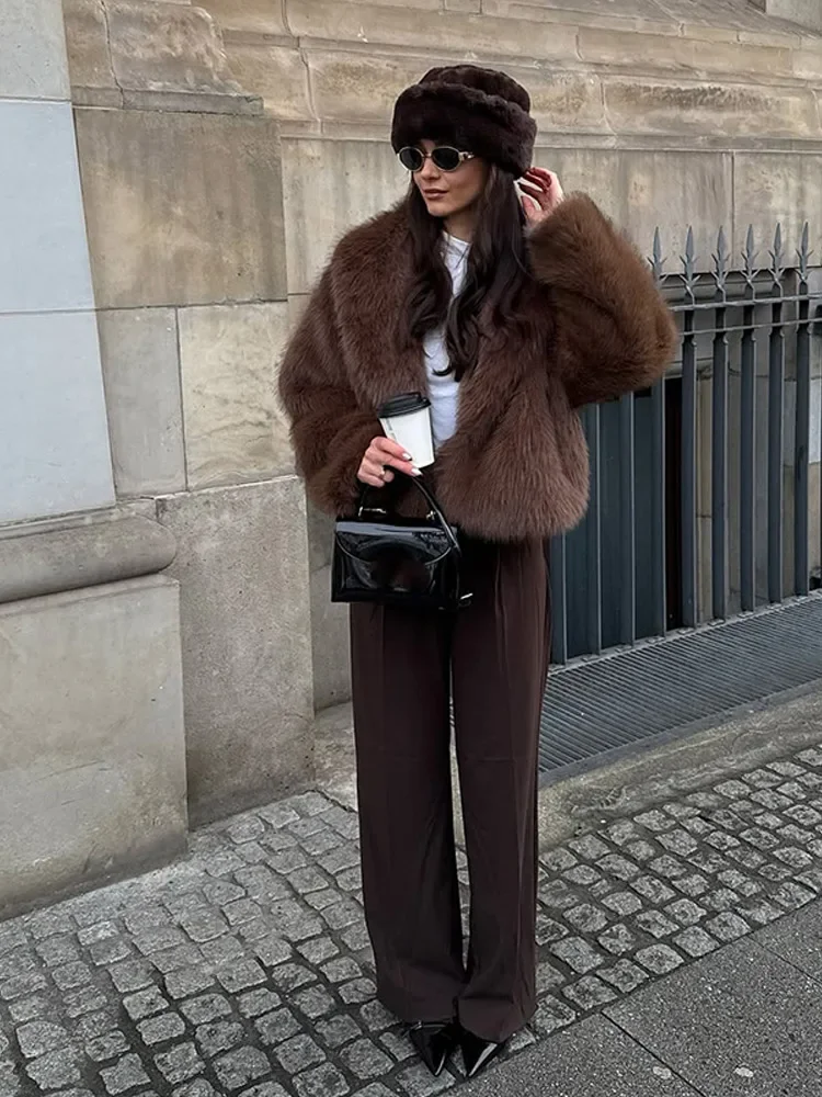 เสื้อโค้ทขนเฟอร์เทียมสีน้ำตาลสำหรับผู้หญิง แขนยาว ปกขนฟู ทรงหลวม อุ่นหนา แฟชั่นฤดูหนาว 2025 เสื้อคลุมสไตล์ไฮสตรีท