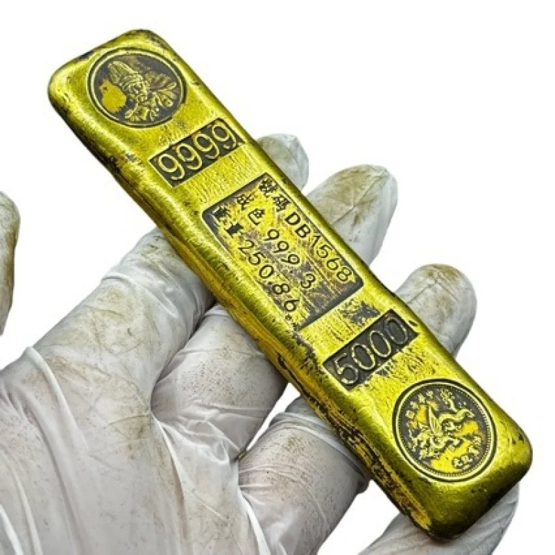 Solid gold bar, with a warm, smooth, and aged patina. Finely crafted, length 3cm, height 11.5