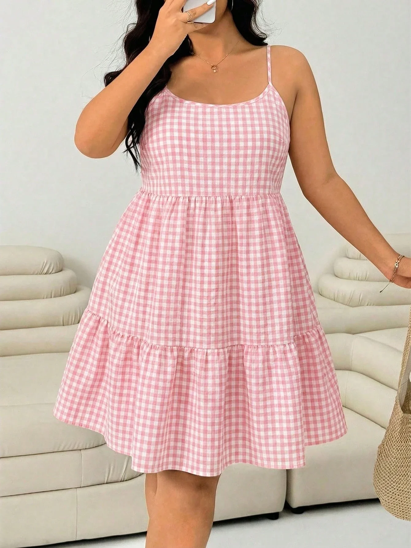 

Розовое мини-платье в клетку с тонкими бретелями и рюшами по низу для летнего пикника