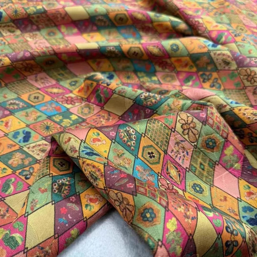 

Шелковая ткань Hualuo шириной 114 см, ширина 25 мм с принтом в клетку с растениями для горячего сезона, платье, юбка, брюки, мягкая шелковая ткань для шитья R2152