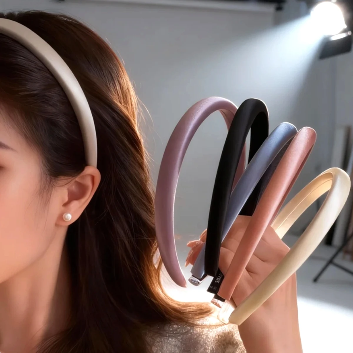 

Набор из 5 стильных и элегантных атласных повязок для волос для женщин, подходящих для платьев, вечеринок, балов и встреч с друзьями.