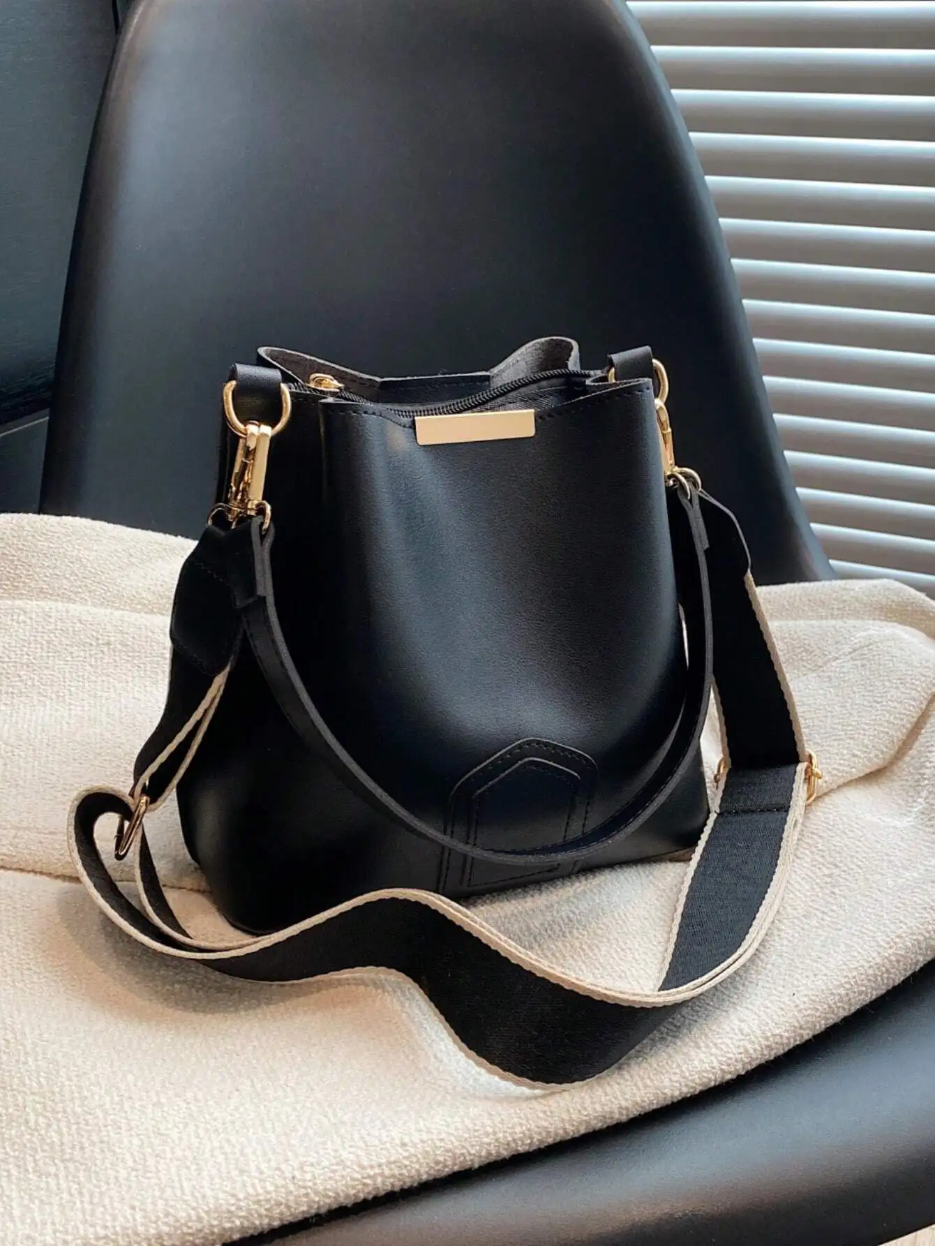 

New Fashionable And Unique Casual Bucket Bag, With Vintage Classic High-Quality Texture And Wide Strap, Women's Bag For Shoulder, Crossbody, Handheld Use, Ideal For Work, Commuting, Dating, Shopping And Daily Use, Retro Inspired Bag For Women, Vintage