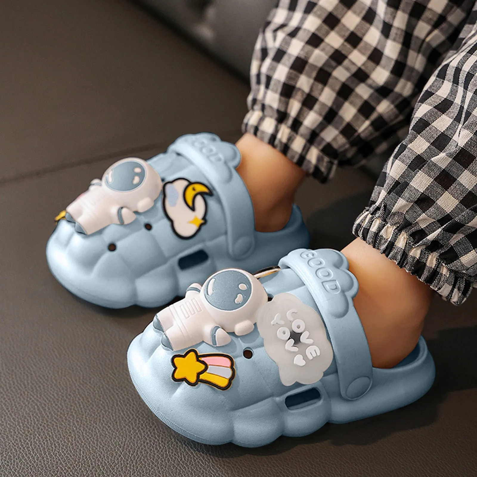 Kids Sandals Summer Cartoon Boys Girls Mules Garden Beach Slippers Sandals Non-Slip Soft Flat Children Baby Shoes Mules 2024