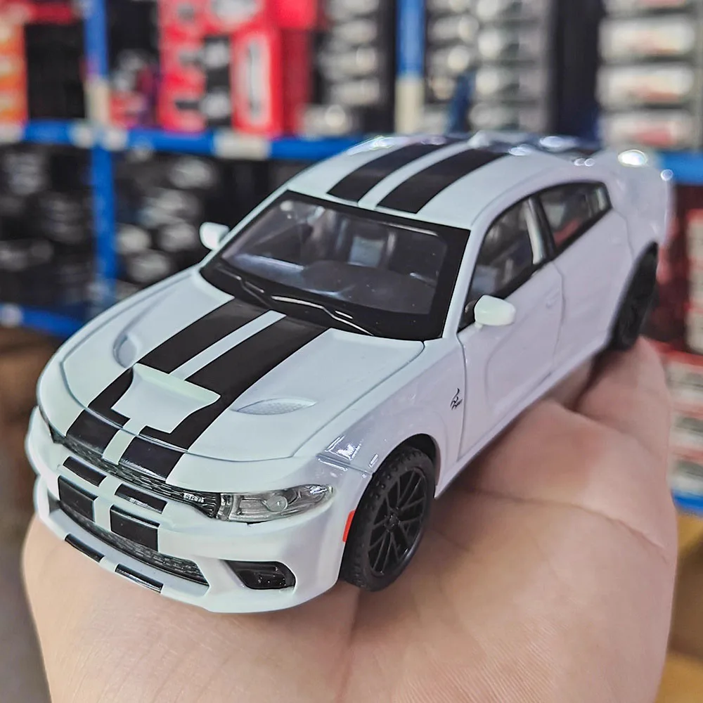 

1:32 Charger Hellcat SRT Diecast Alloy Sports Car Miniature Model Toys Doors Opened Sound Light Pull Back Vehices Birthday Gifts