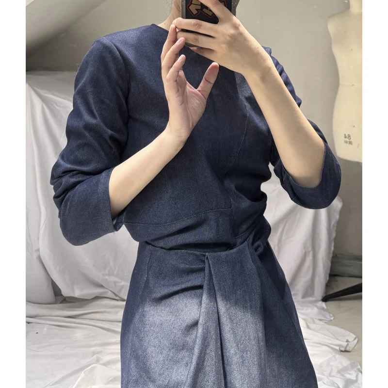 

Женский топ из темно-синего денима с круглым вырезом, длинными рукавами, деконструированным дизайном и элементами пэчворка, весенний, приталенный крой, модель C...