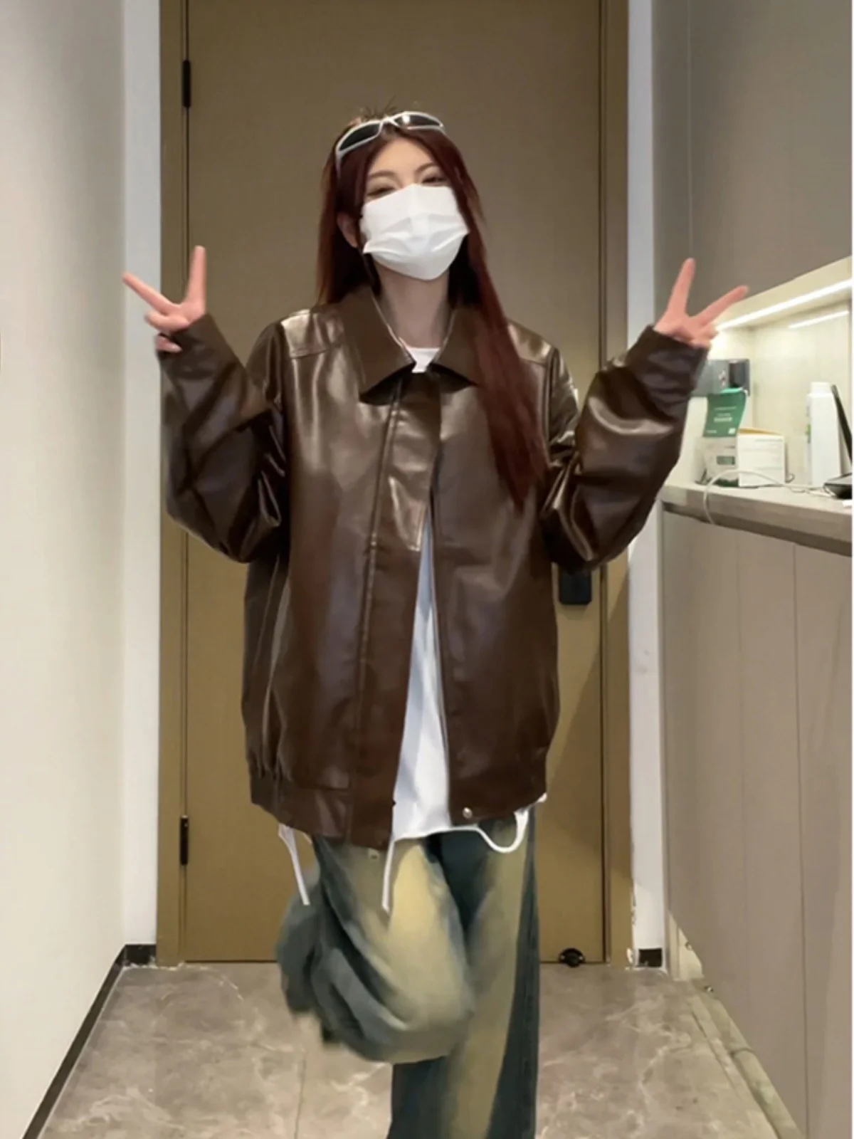 

Мужская кожаная куртка кофейного цвета в бейсбольном стиле, весенняя, приталенная, молодежная, модная, в американском стиле, на молнии, с длинными рукавами