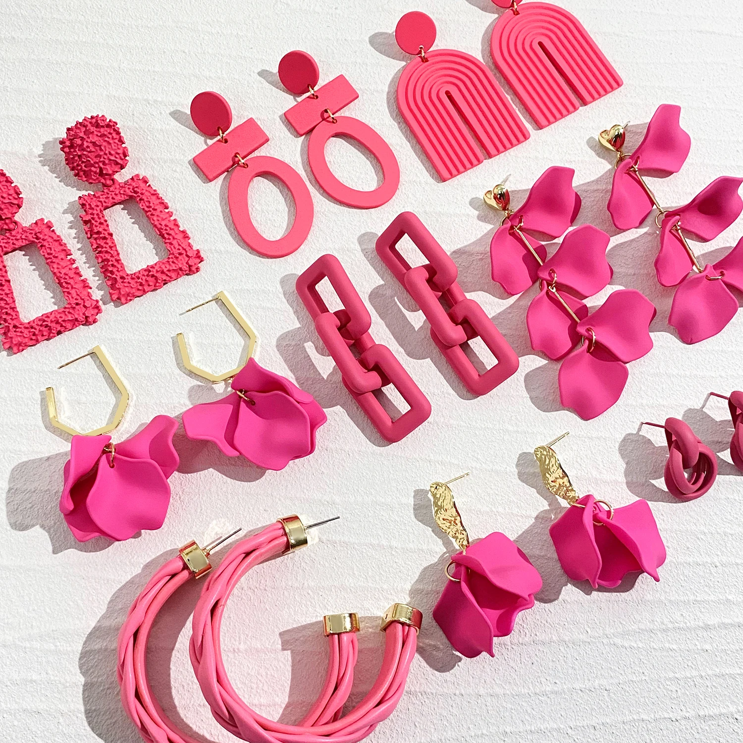 AENSOA-pendientes largos acrílicos para mujer, aretes con nudo geométrico de flor de pétalo Magenta Viva múltiple, Rosa caliente, joyería 2023