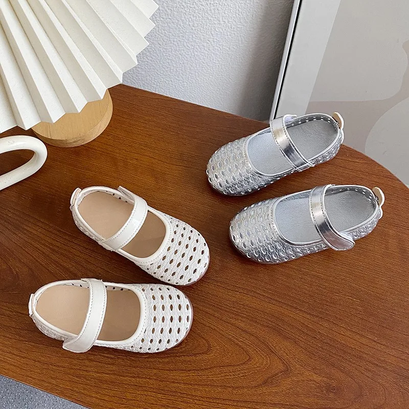 

Toddler Girls Hollowed-out Leather Shoes 2026 New Summer Kids Strappy Sandals Soft Sole Simple Classic Kids Vacation Beach Shoes