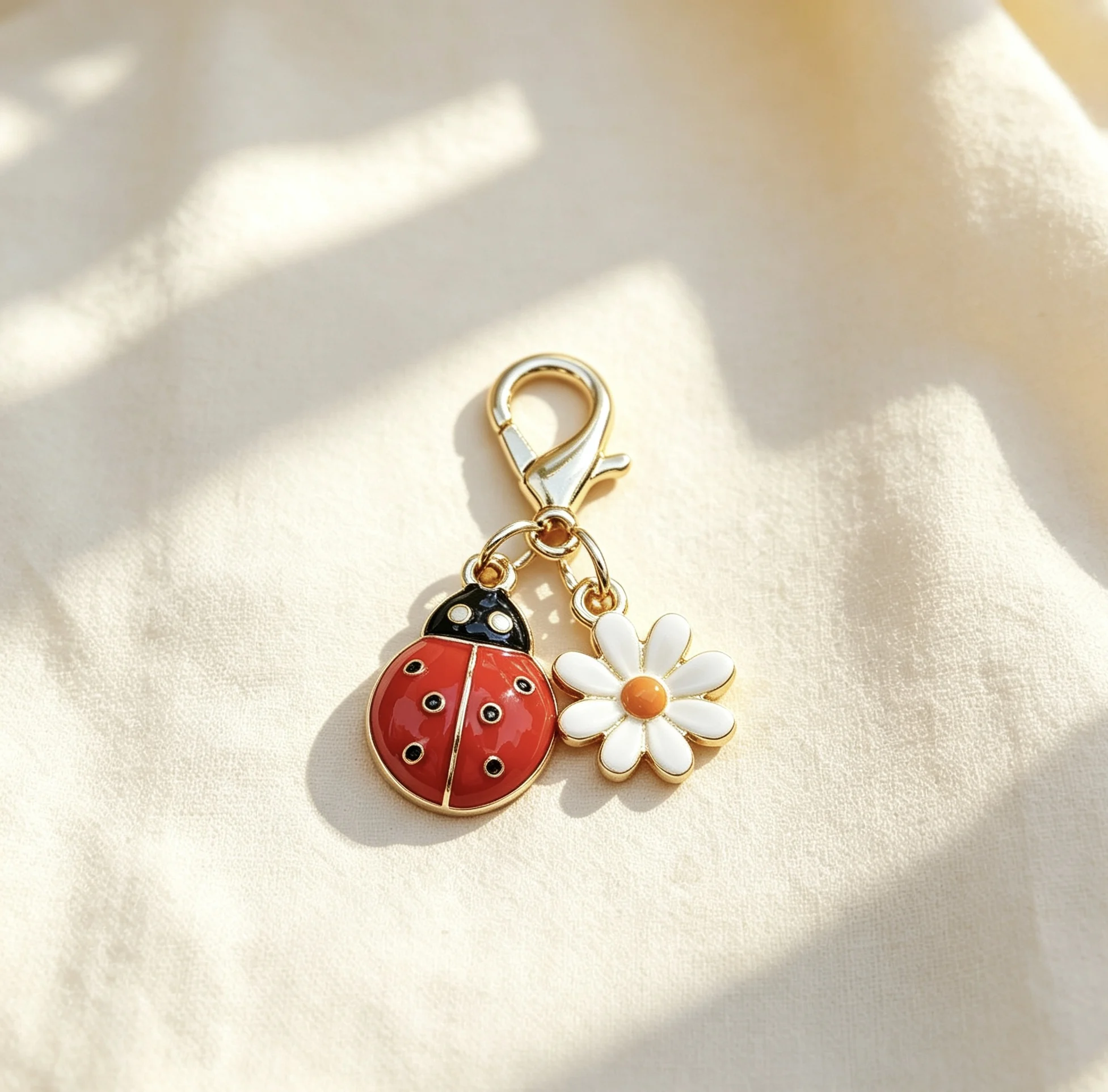 5/10 Stück Cartoon Niedlicher Großer Marienkäfer Gänseblümchen Schlüsselanhänger Niedlicher Legierungs-Reise-Mini-Charm Schlüsselring Ideales Geburtstagsgeschenk – Detail 2