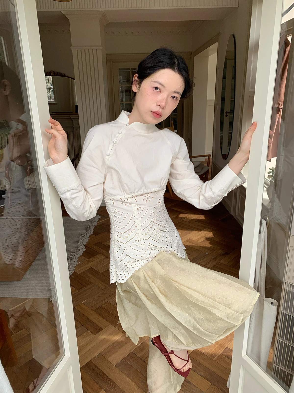 

Белая женская приталенная блузка с длинным рукавом, вырезами и воротником-стойкой в китайском стиле, модная, для офиса, из хлопка