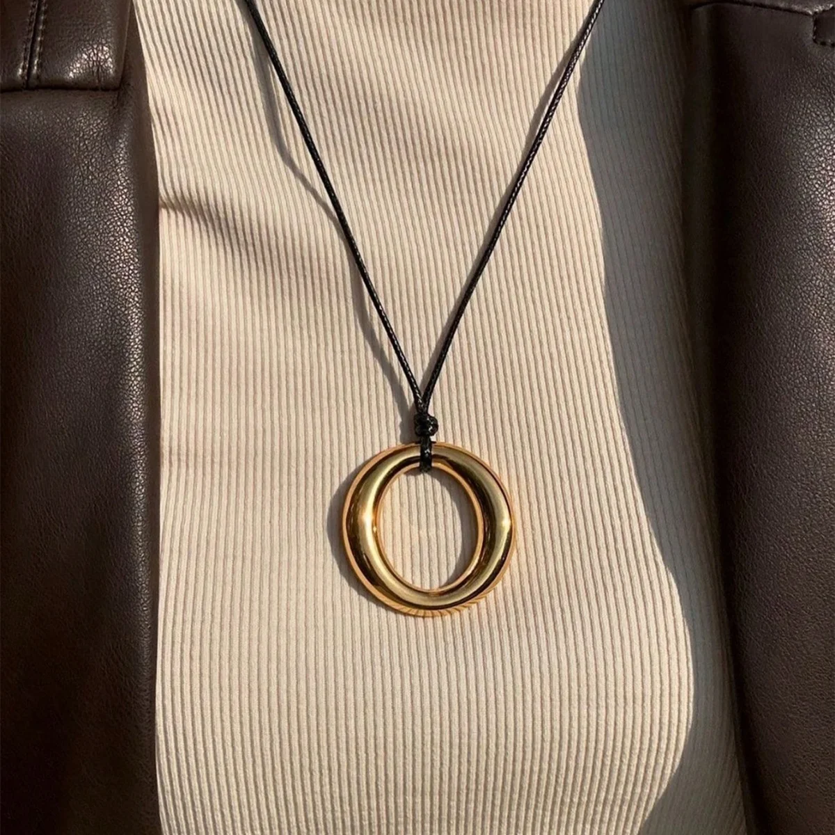 Minimalist Stainless Steel O-shaped Circle Pendant Necklace for Women Fashion Hollow Round Geometric Leather Rope Choker Jewelry