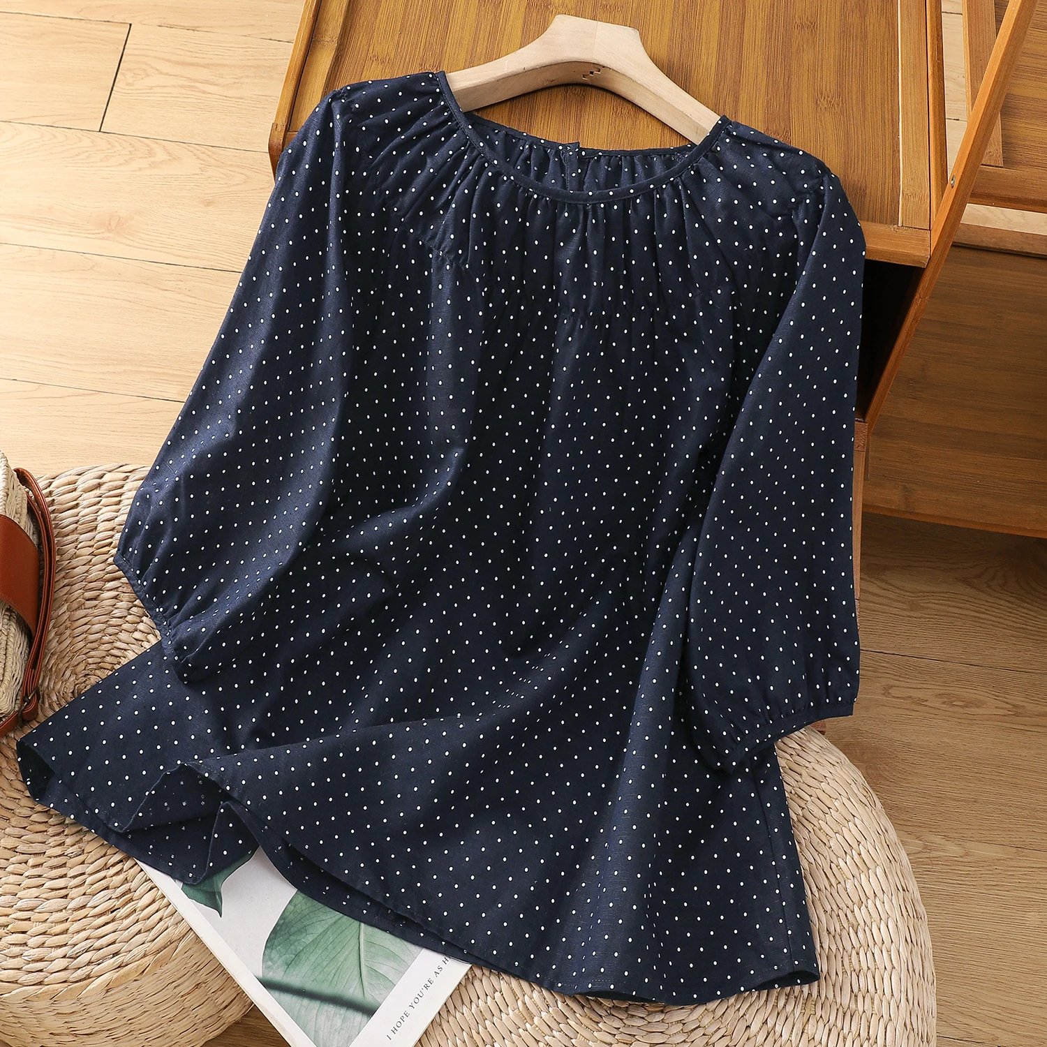 بلوزة نسائية صيفية فضفاضة من القطن والكتان بنقشة البولكا دوت، متعددة الاستخدامات ومقاومة للشيخوخة، بأسلوب كوري فني وأكمام خماسية
