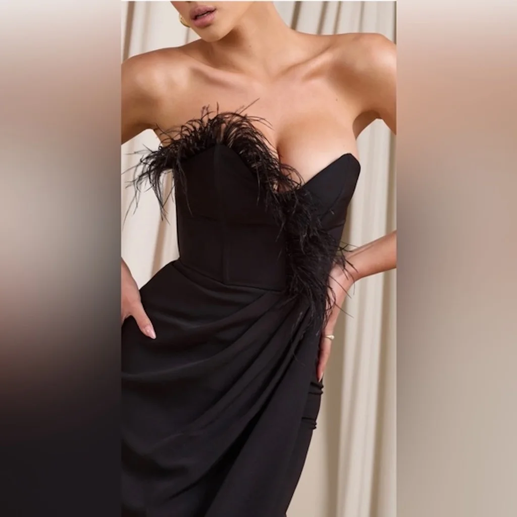 Celebrity Runway Black senza spalline Feathers Bandage Prom Dresses Sexy coscia fessura increspato Evening Party Club Cocktail Bandage Dress