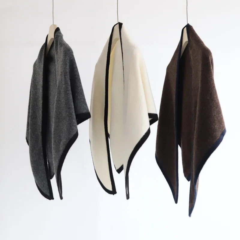 Un scialle triangolare color block per l'autunno e l'inverno da donna, abbinato a una sciarpa e un gilet da donna