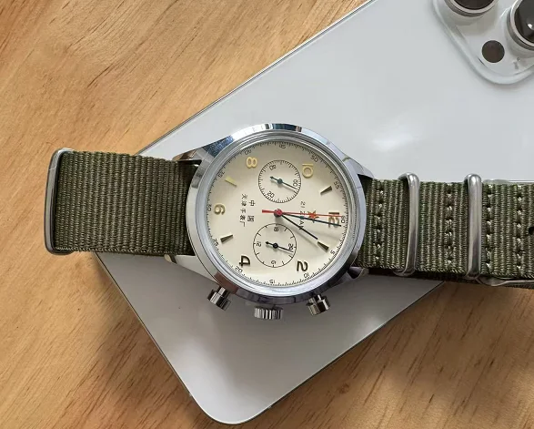 Ceinture en cuir à deux yeux, cinq aiguilles et pleine fonction pour hommes, style chronographe quartz populaire.