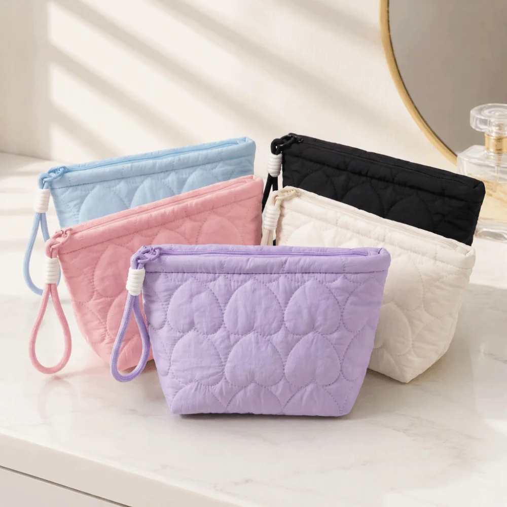 Large Capacity Cosmetic Bag Soft Inner Lining Heart Quilted Lipstick Organizer Pouch with Lanyard Portable Makeup Storage Bag