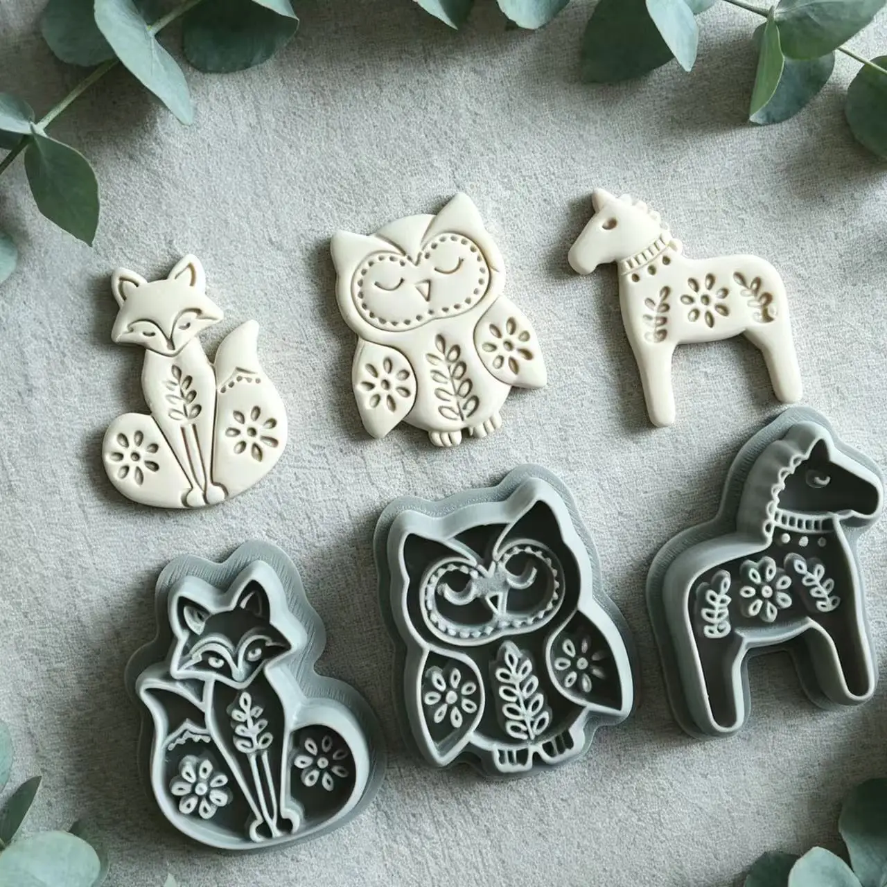 3 Stück Kunsthandwerkliche Schmuckformen aus Polymer-Ton mit aufgedruckten Motiven, darunter Fuchs-, Eulen- und Pony-Formen, handgefertigte Ohrringe aus weichem Ton. – Detail 1