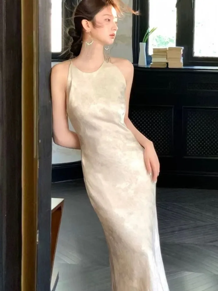 المرأة الأنيقة البيج الساتان Bodycon السباغيتي حزام فساتين الصيف موضة جديدة مثير بلا أكمام فستان طويل مساء فستان حفلات