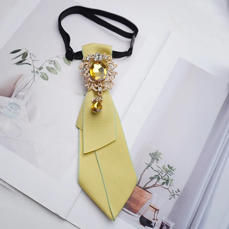 colar-com-pingente-de-safira-amarela-chamativo-com-detalhes-de-borda-contrastantes-perfeito-para-fotos-um-acessorio-essencial-para-looks-femininos