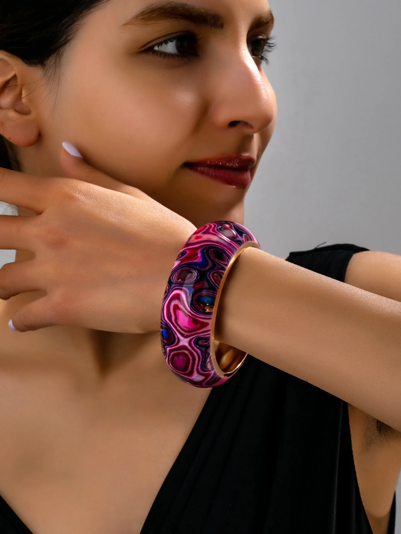 A Bohemian-Style Mysterious and Dreamy Starry Sky Hand-Painted Bracelet for Women, Featuring a Purple and Pink Swirl Design, with a Strong Sense of Flow and Visual Impact, a Women's Accessory Suitable for Music Festivals, Parties, Beach Vacations, and Summer Outings
